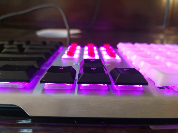 Mit flachen Tastaturkappen lässt sich eine geringe Höhe erreichen. (Bild: Tobias Költzsch/Golem.de)
