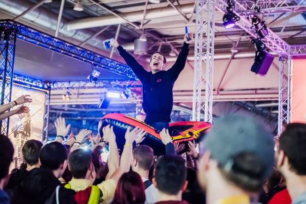 Ekstatisch: Schlauchbootfahrt durch die Menge (Bild: Kirsten Nijhof/Leipziger Messe GmbH)