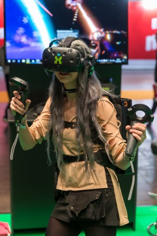 Neuland: Besucherin mit VR-Brille (Bild: Tom Schulze/Leipziger Messe GmbH)