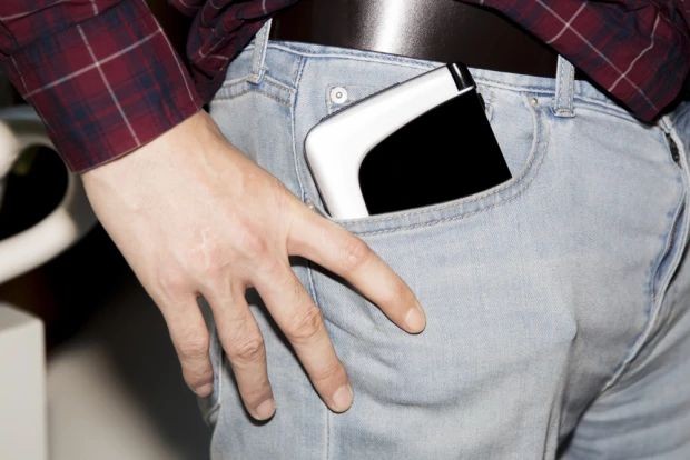 Das Gerät passt - mit Abstrichen an den Komfort - in die Hosentasche. (Bild: GPD)
