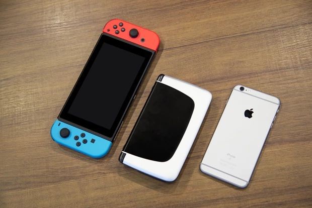 Der GPD Win 2 im Größenvergleich zu einem iPhone und Nintendos Switch (Bild: GPD)