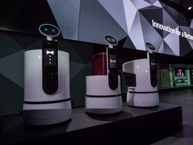 Der Serving Robot soll Hotelgästen Essen servieren, der Porter Robot Gepäck tragen. (Bild: Martin Wolf/Golem.de)