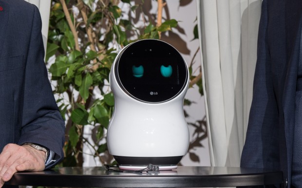 Wenn Cloi denn will: Während der Pressekonferenz verweigerte der Roboter die Zusammenarbeit. (Bild: Martin Wolf/Golem.de)