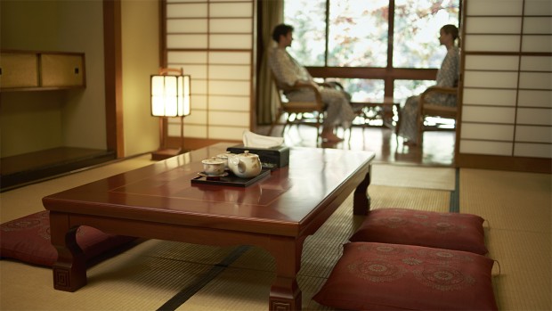 Auch Kissen und Tische sollen in dem von Nissan präparierten Ryokan automatisch fahren können. (Bild: Nissan)