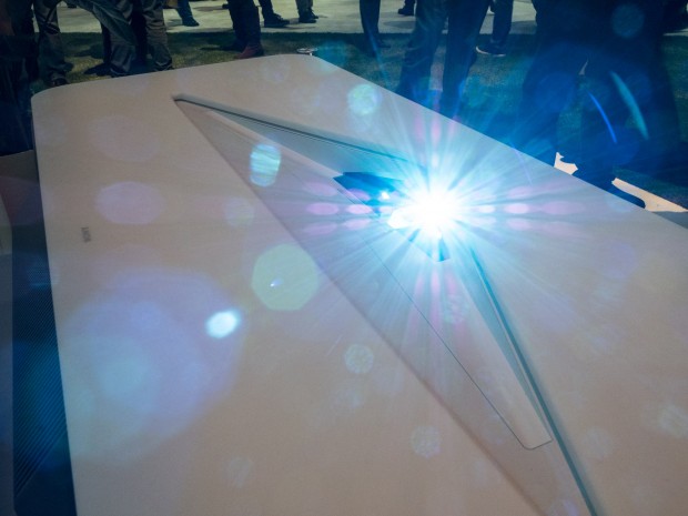 Hinter einer trapezförmigen Öffnung an der Oberseite sitzt der Projektionslaser. (Bild: Martin Wolf/Golem.de)