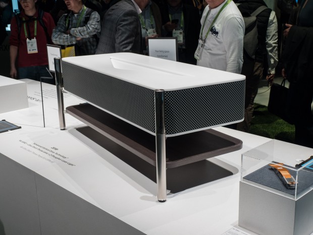 Der Beamer sieht eher aus wie ein Möbelstück denn wie ein Projektor. (Bild: Martin Wolf/Golem.de)