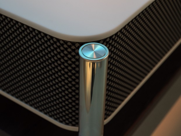 Die Glas-Hochtöner sind in den vorderen Stützfüßen eingebaut und nicht ohne weiteres als Lautsprecher erkennbar. (Bild: Martin Wolf/Golem.de)