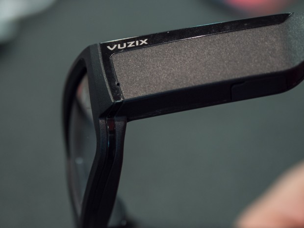 Die Technik ist in den Bügeln der Brille untergebracht. (Bild: Martin Wolf/Golem.de)