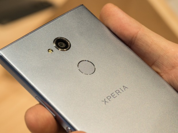 Stattdessen ist der Fingerabdrucksensor auf der Rückseite. (Bild: Martin Wolf/Golem.de)