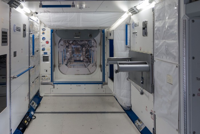 ... im Modul Harmony, das mehrere Module verbindet. Rechts geht es ins japanische Modul Kibo. (Foto: Werner Pluta/Golem.de)