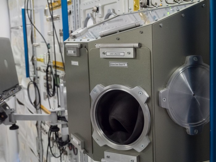 Columbus ist ein Labor. In der Microgravity Science Glovebox werden Experimente durchgeführt.(Foto: Martin Wolf/Golem.de)