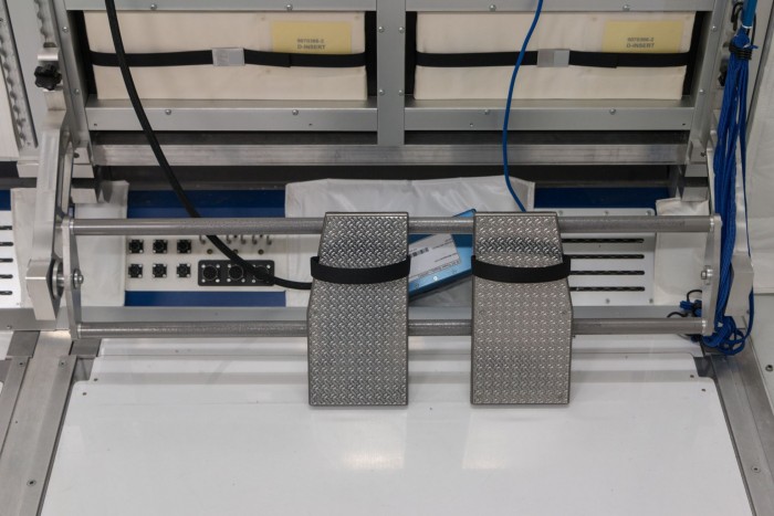 Wichtig ist, sich vor der Arbeit mit dem Fuß in der Halterung zu sichern. Sonst, sagt Maurer, "drücke ich nicht den Knopf, sondern der Knopf drückt mich." (Foto: Werner Pluta/Golem.de)