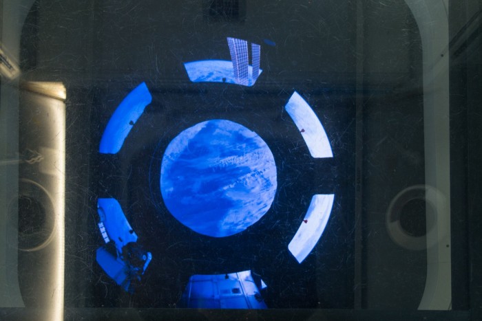 Auch das Fenster zur Erde fehlt nicht. Da im Mockup keine Schwerelosigkeit herrscht, ist es zerkratzt. (Foto: Werner Pluta/Golem.de)