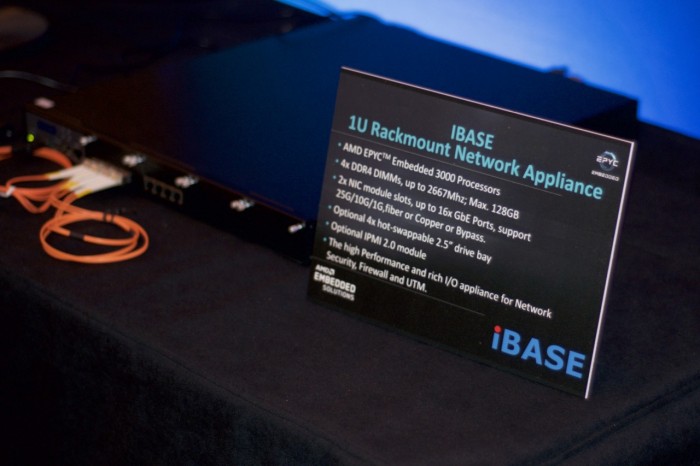 Das einzige gezeigte Fremddesign basierend auf dem Epyc 3000 (Foto: Andreas Sebayang/Golem.de)