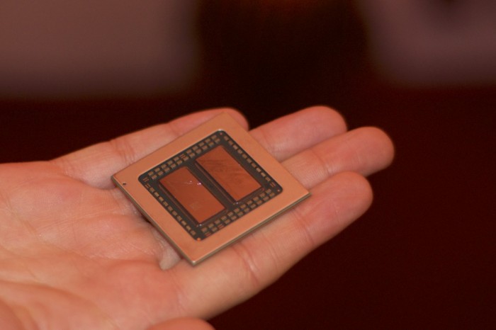 Ab zw&ouml;lf Kernen braucht der Epyc zwei Dies. (Foto: Andreas Sebayang/Golem.de)