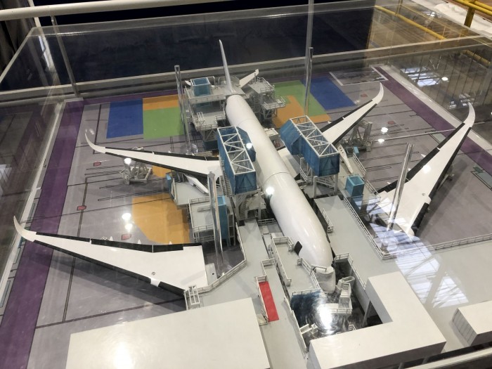 Dies ist die Station f&uuml;r das Installieren der Fl&uuml;gel im Modell ... (Foto: Andreas Sebayang)