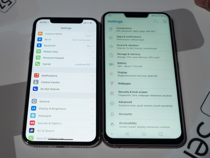 Das iPhone X (links) neben dem Zenfone 5Z (rechts). (Foto: Michael Wieczorek/Golem.de)
