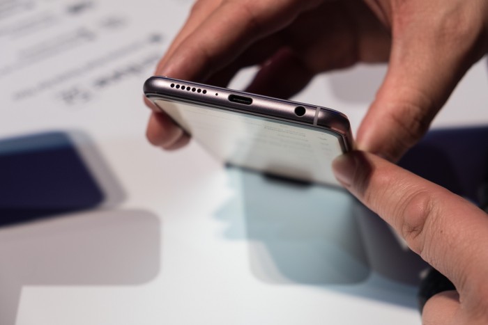 USB Typ C und Klinke bietet das Zenfone 5Z. (Foto: Michael Wieczorek/Golem.de)