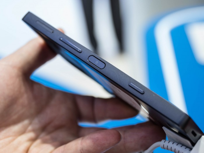 Der Einschalter mit eingebautem Fingerabdrucksensor sowie die weiteren Bedienelemente sind wegen des Scharniers auf der linken Seite angebracht. (Bild: Martin Wolf/Golem.de)
