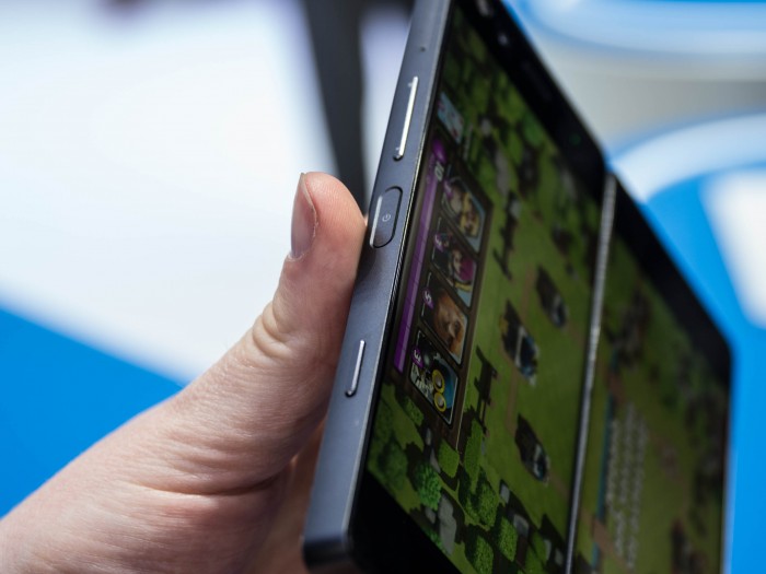 Das Axon M mit aufgeklappten Displays (Bild: Martin Wolf/Golem.de)