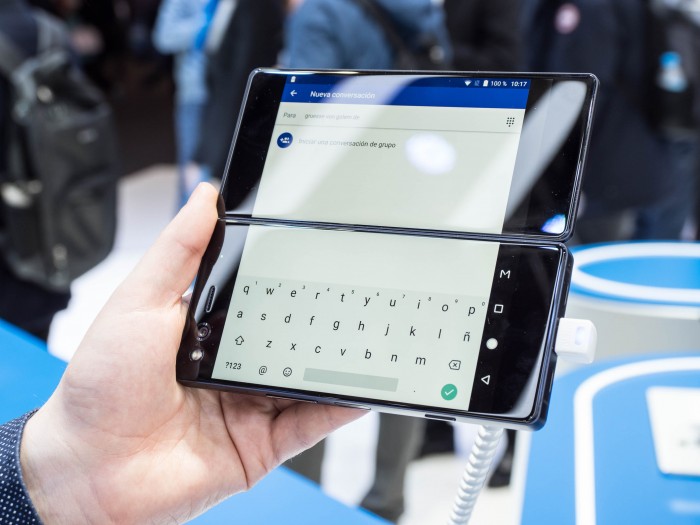 Praktisch sind die beiden Displays beim Schreiben von Text. (Bild: Martin Wolf/Golem.de)
