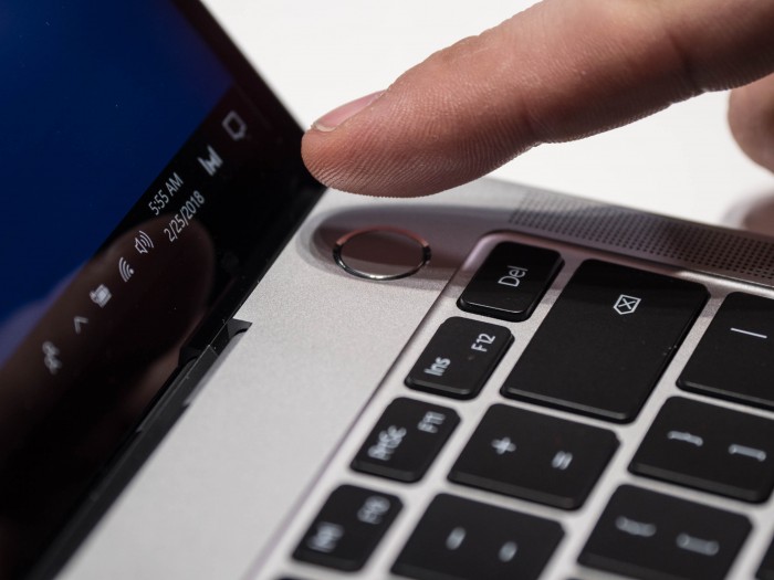 Im Einschaltknopf ist ein Fingerabdrucksensor untergebracht. (Martin Wolf/Golem.de)