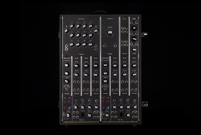 Eines der drei Cabinets des Synthesizer IIIp (Bild: Moog Music)