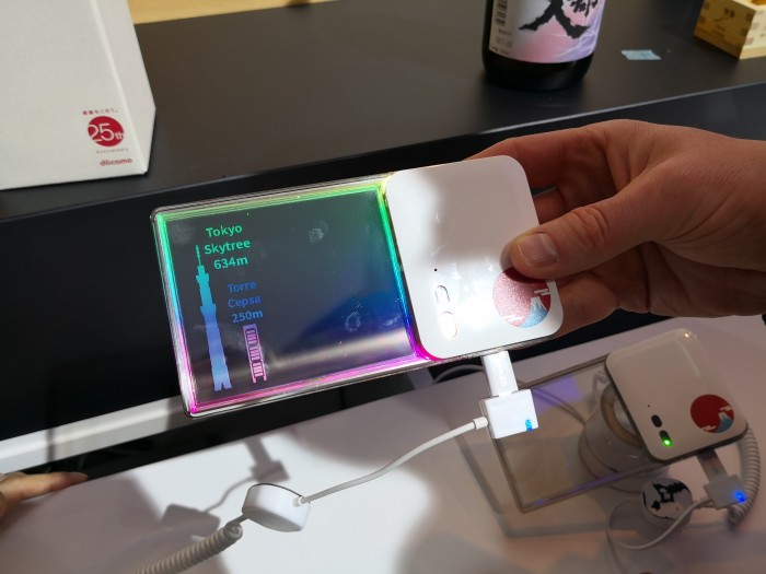 Nutzer sollen das Gerät auf ein Objekt richten, das anschließend erkannt wird. Hier erhalten wir Infos zum Tokyo Skytree. (Bild: Tobias Költzsch/Golem.de)