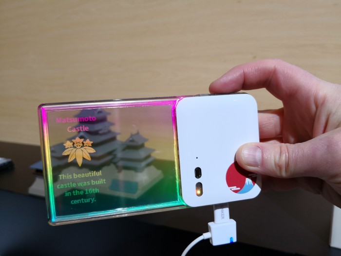 Dank des durchsichtigen Bildschirms können wir das Objekt im Hintergrund weiter erkennen. In der Realität hat das Display eine einheitliche bunte Farbe und schimmert nicht so stark. (Bild: Tobias Költzsch/Golem.de)