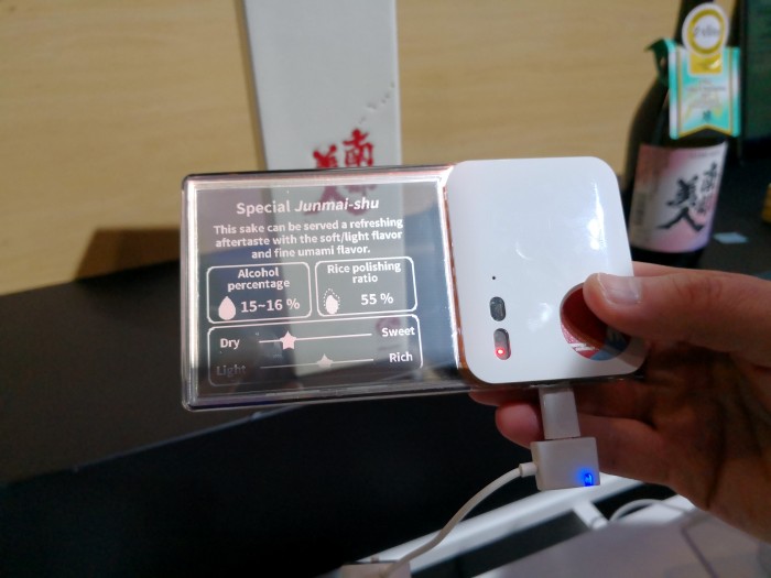 Auch Produkte wie diese Sake-Flasche soll Omotenashi erkennen - die uns gezeigte Demo war allerdings gestellt. (Bild: Tobias Költzsch/Golem.de)