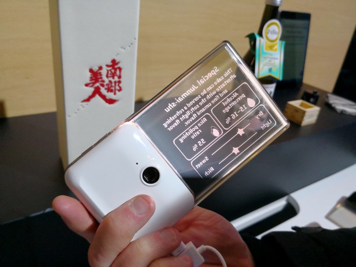 Das Display ist transparent. (Bild: Tobias Költzsch/Golem.de)