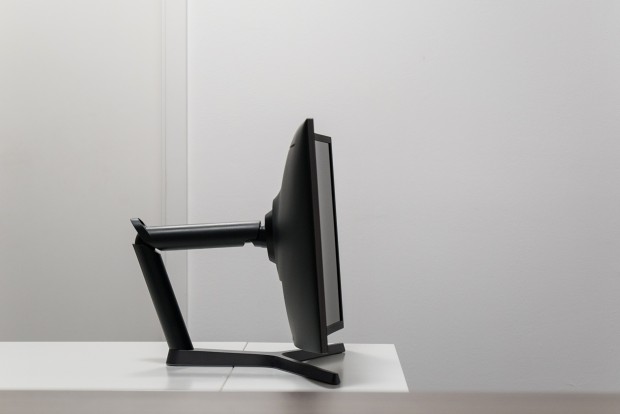 Der C27HG70 braucht viel Platz in der Tiefe ... (Foto: Marc Sauter/Golem.de)