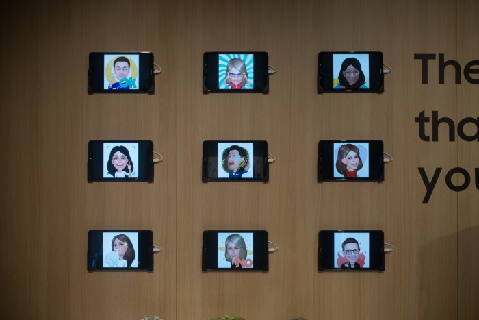 Mit den neuen Smartphones können Nutzer animierte Avatare von sich selbst anfertigen, die mitunter aber nur eine bedingte Ähnlichkeit mit den Personen haben. (Bild: Tobias Költzsch/Golem.de)