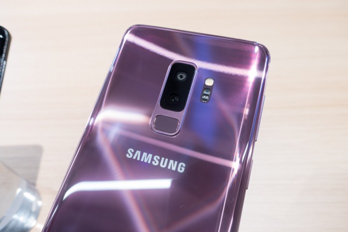 Die Rückseite ist aus reflektierendem Glas, das Fingerabdrücke stark anzieht. (Bild: Tobias Költzsch/Golem.de)