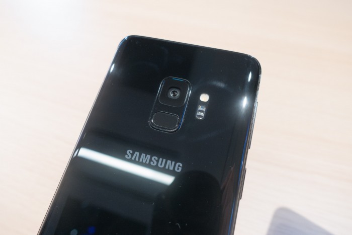 Bei beiden neuen Smartphones ist der Fingerabdrucksensor besser positioniert als beim Galaxy Note 8. (Bild: Tobias Költzsch/Golem.de)