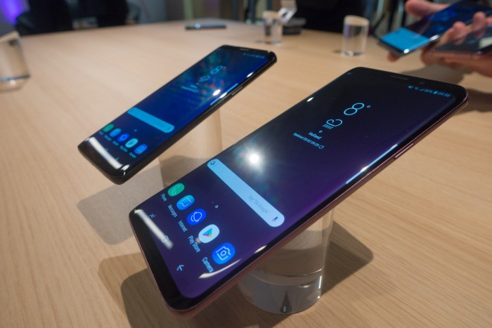 Beide Smartphones kommen mit einem 18,5-zu-9-Display, das einen schmalen Rahmen an den seitlichen Rändern hat. (Bild: Tobias Költzsch/Golem.de)