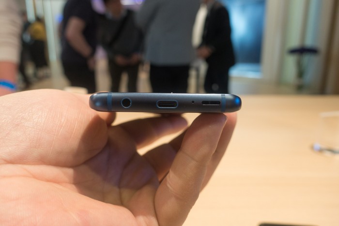 Die neuen Galaxy-S9-Modelle haben weiterhin einen Klinkenanschluss. (Bild: Tobias Költzsch/Golem.de)