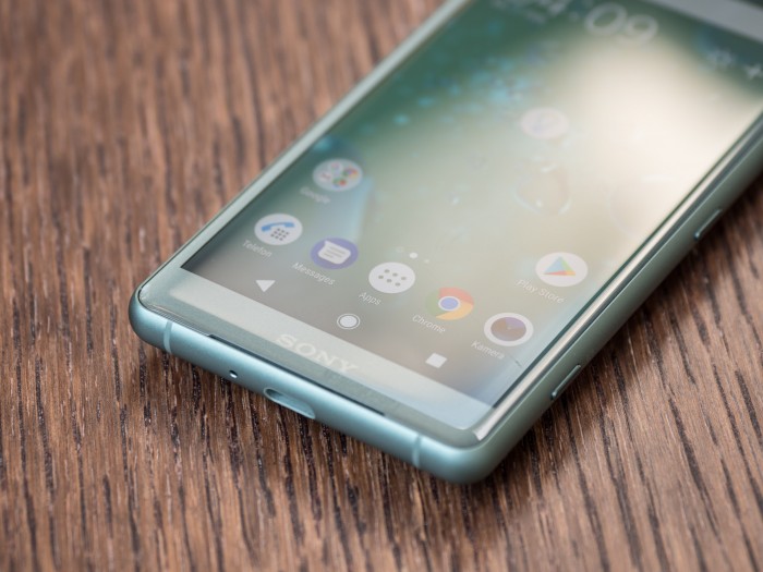 Sony hat wie beim gr&ouml;&szlig;eren Xperia XZ2 die Breite des Rahmens verglichen mit fr&uuml;heren Ger&auml;ten deutlich reduziert. (Bild: Martin Wolf/Golem.de)