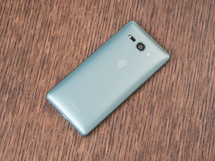 Die R&uuml;ckseite ist nicht aus Glas, sondern aus kratzfestem Polycarbonat. (Bild: Martin Wolf/Golem.de)