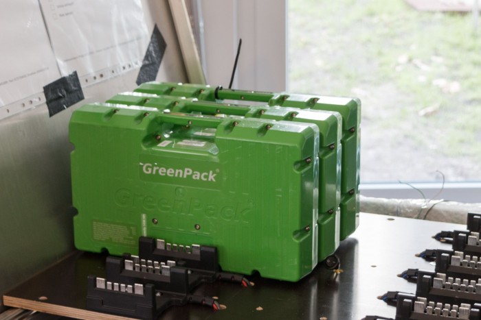 Sie erinnern an den Koffer eines Akkuschraubers und werden zum Laden herausgenommen. (Foto: Werner Pluta/Golem.de)