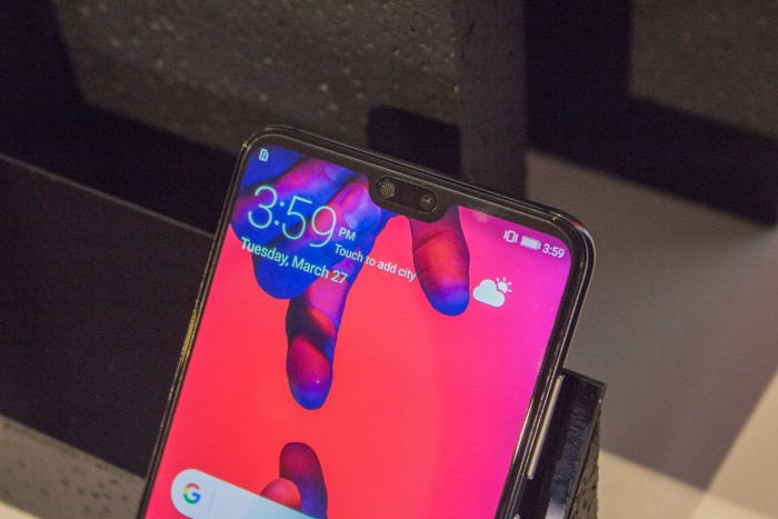 Das P20 Pro kommt mit einem 6,1-Zoll-Display, das eine Einbuchtung am oberen Rand hat. (Bild: Tobias K&ouml;ltzsch/Golem.de)