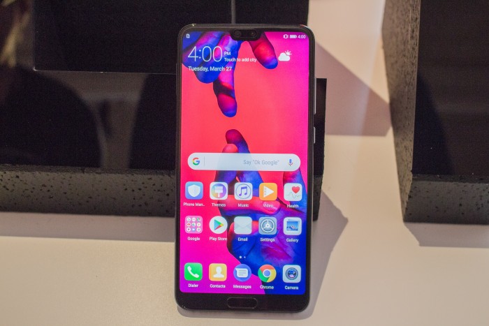 Die Rahmen um das Display sind &auml;u&szlig;erst schmal, trotzdem ist am unteren Rand Platz f&uuml;r einen Homebutton mit Fingerabdrucksensor. (Bild: Tobias K&ouml;ltzsch/Golem.de)