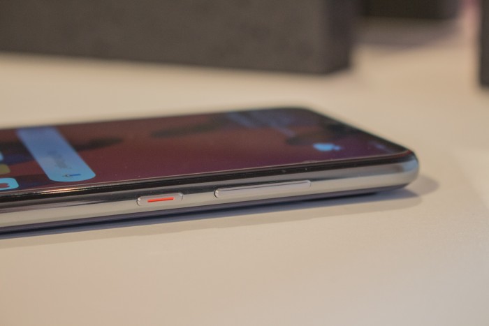 Der Rahmen des P20 Pro ist aus Metall. (Bild: Tobias K&ouml;ltzsch/Golem.de)