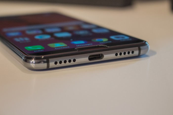 Das Smartphone hat einen USB-Typ-C-Anschluss, eine Kopfh&ouml;rerbuchse ist nicht mehr verbaut. (Bild: Tobias K&ouml;ltzsch/Golem.de)