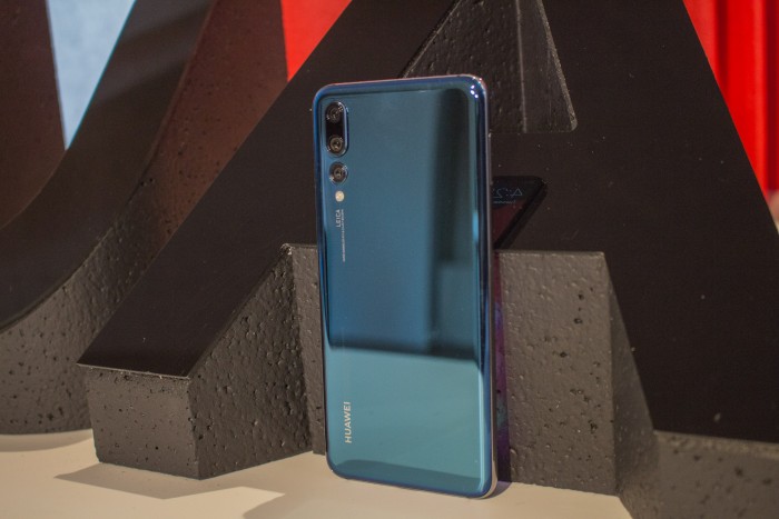 Die R&uuml;ckseite des P20 Pro ist aus Glas und spiegelt sehr stark. (Bild: Tobias K&ouml;ltzsch/Golem.de)