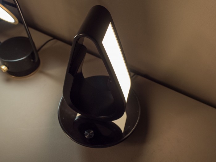 Beide Seiten strahlen Licht ab. (Bild: Martin Wolf/Golem.de)