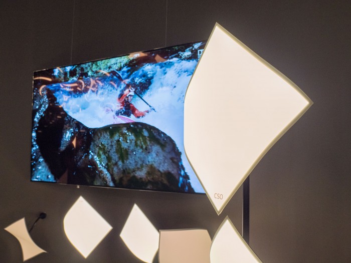 Ein Lautsprecher muss nicht gerade sein. (Bild: Martin Wolf/Golem.de)