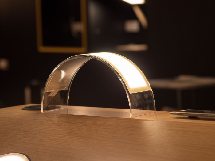 Oledworks kann jetzt auch biegbare Lichtquellen liefern. (Bild: Martin Wolf/Golem.de)