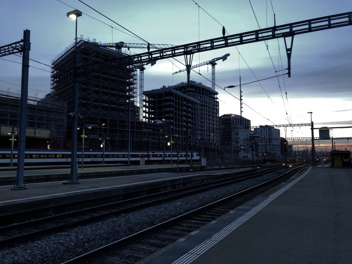 Zürich Hauptbahnhof. Die Sonne geht unter, uns ist langweilig und wir warten auf die Bereitstellung unseres Nachtzugs. (Bild: Andreas Sebayang/Golem.de)