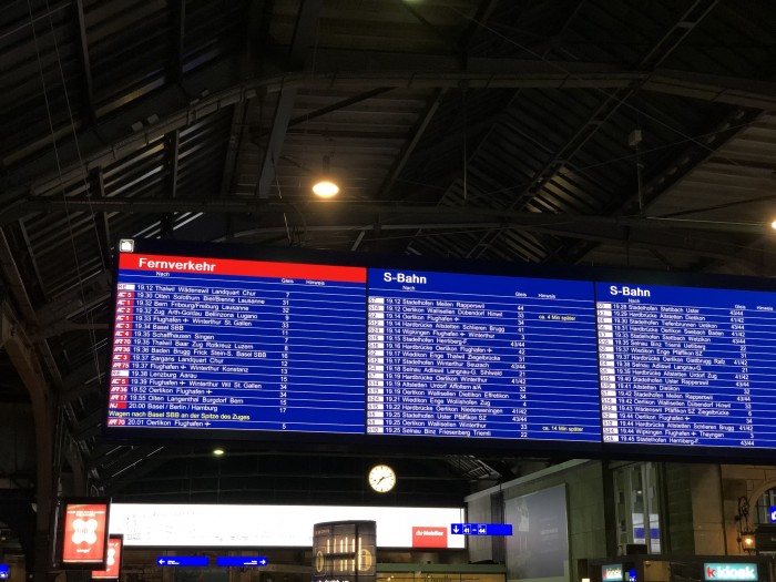 In Deutschland ungewöhnlich: S-Bahnen und Fernbahnen sind übersichtlich sortiert. (Bild: Andreas Sebayang/Golem.de)